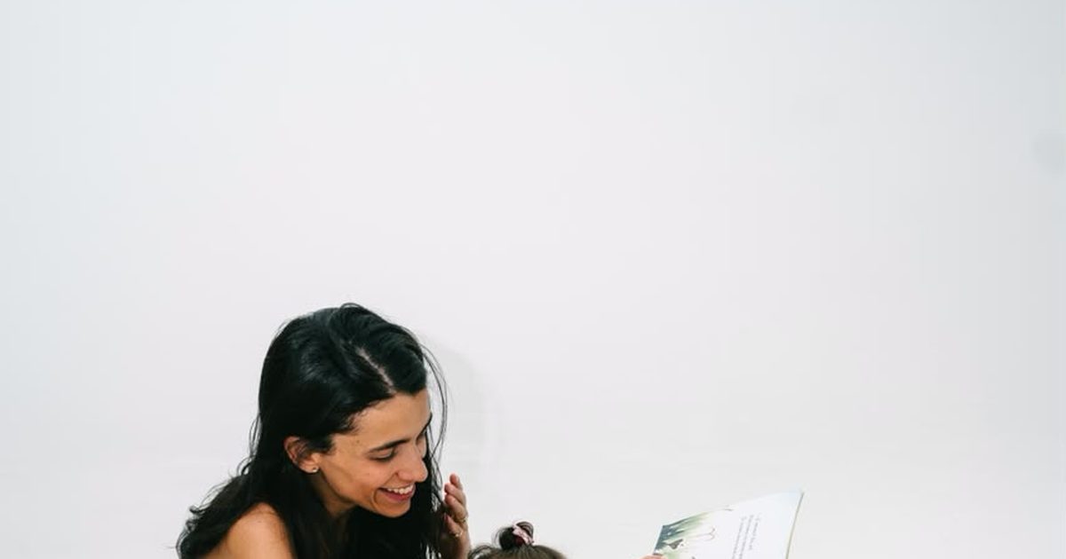 Pai e filho lendo um livro juntos no sofá